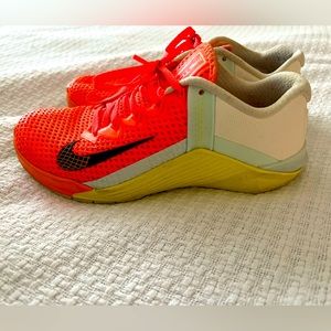 Women’s 7.5 met on sneaker